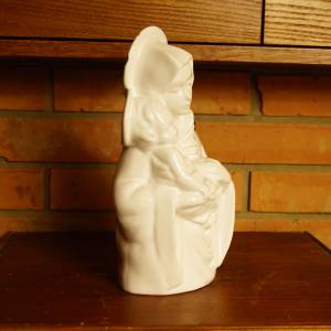 Porcelánová socha panenky s dítětem