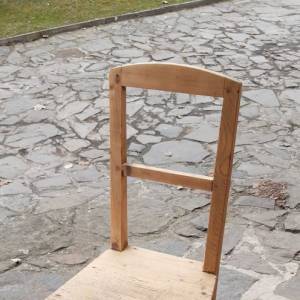 Stará židle světlá bez nátěru