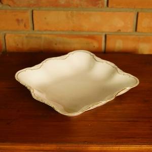 Porcelánová čtvercová mísa se zlatým okrajem