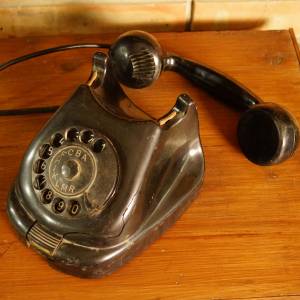 Starý bakelitový telefon