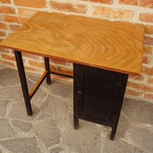 Starý menší stolek