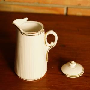 Malá porcelánová konvička