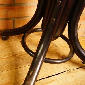 Kulatá židlička Thonet ke klavíru