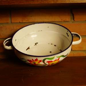 Barevná smaltovaná mísa s ušima