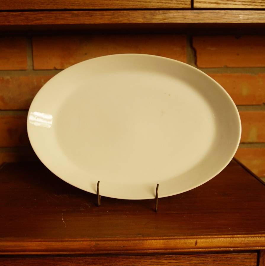 Bílý oválný talíř
