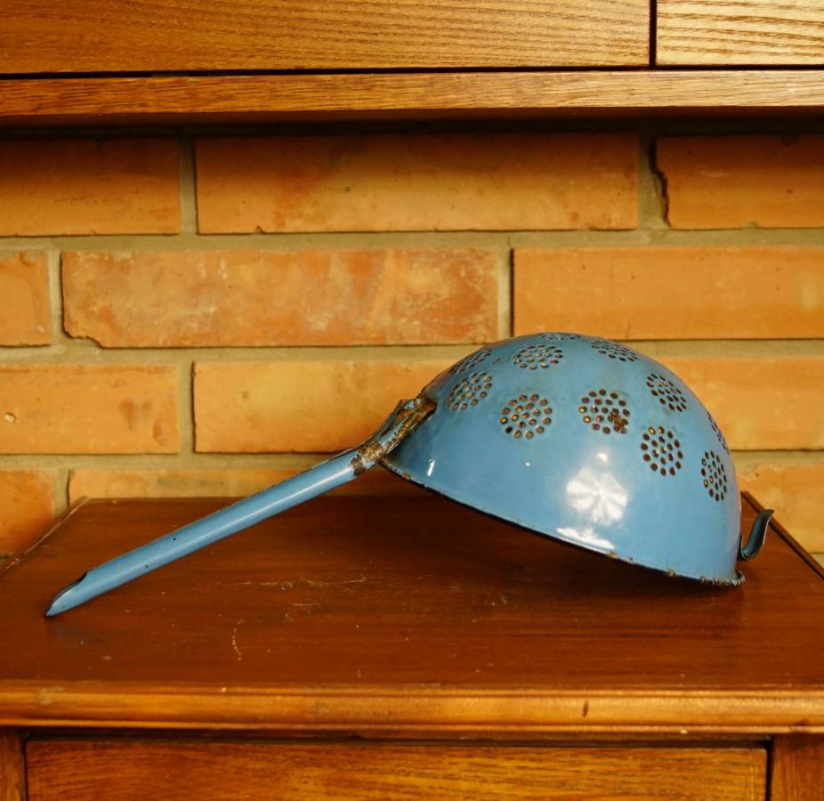 Modrý smaltovaný cedník