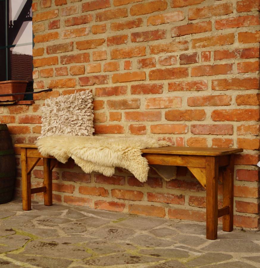 Venkovní lavička po renovaci