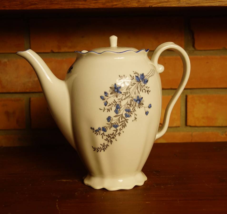 Porcelánová konvička s modrým vzorem