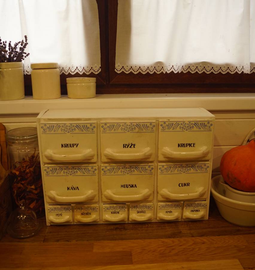 Polička s porcelánovými kořenkami