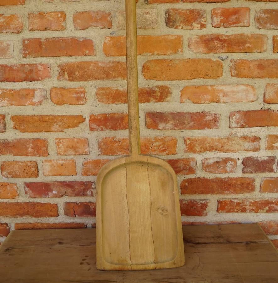 Stará dřevěná lopata na chleba