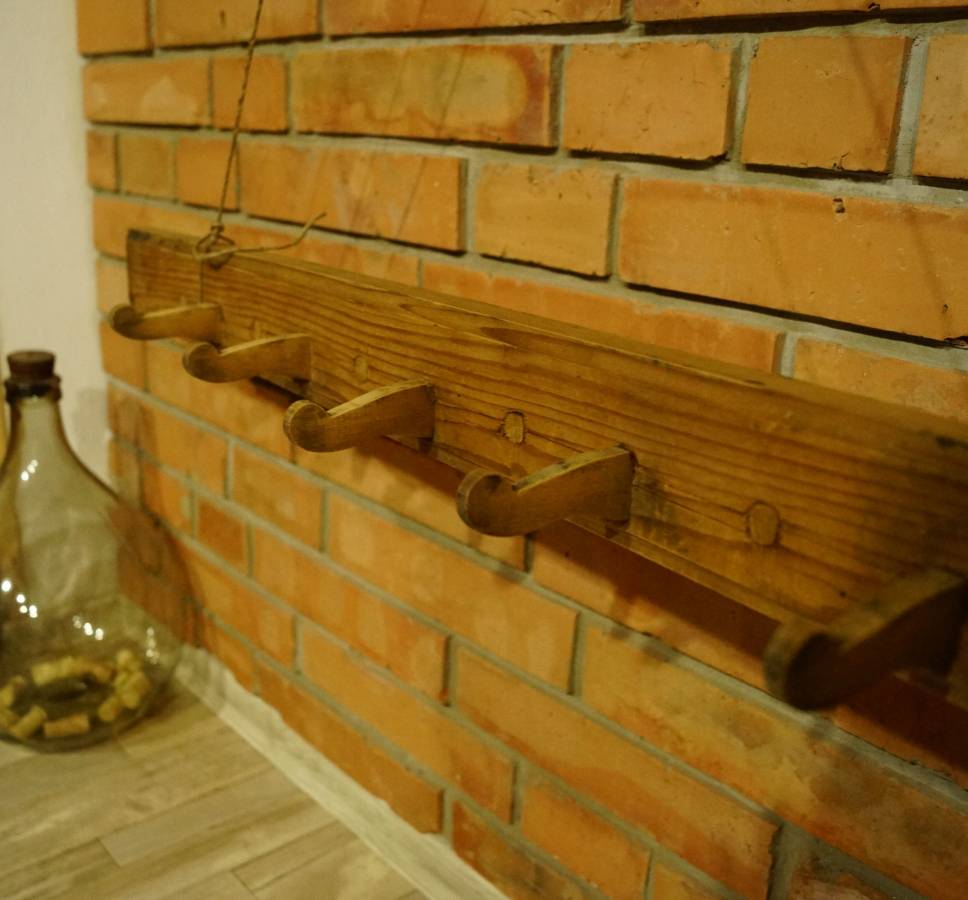Dřevěný oboustranný věšák