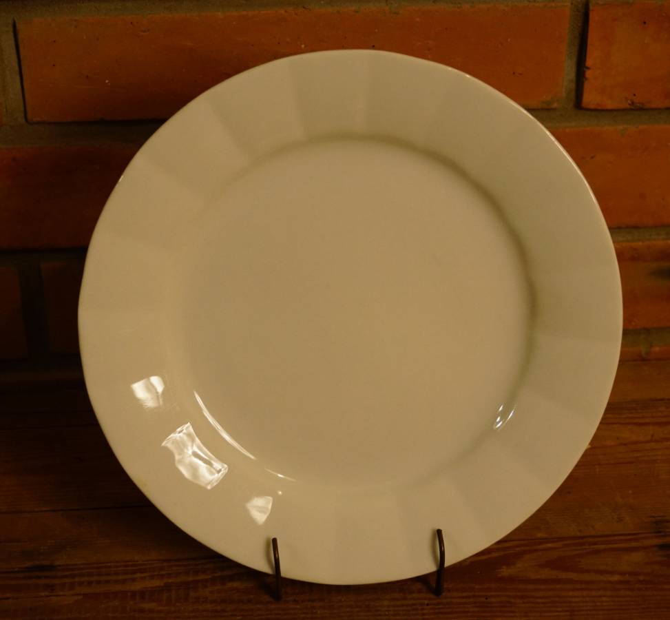 Starý bílý talíř zdobený