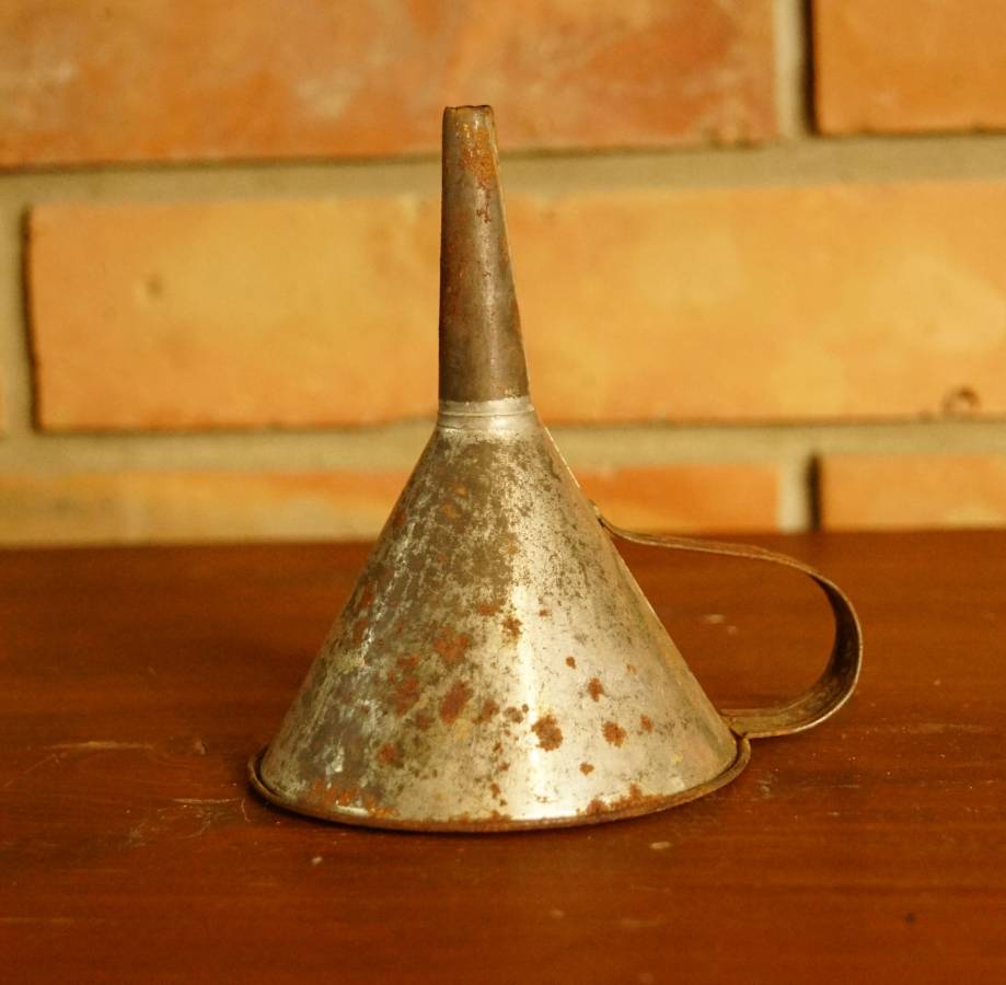 Plechový trychtýř