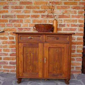 Starožitná komoda po renovaci