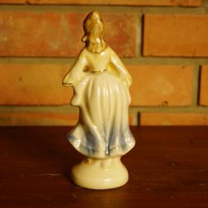 Porcelánová soška ženy