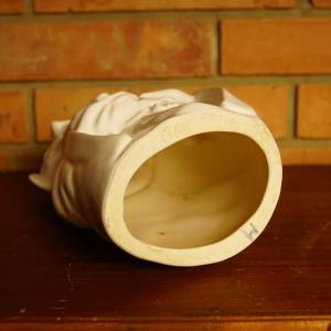 Porcelánová socha panenky s dítětem