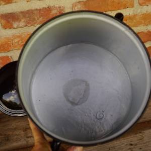 Černý smaltovaný sádlák