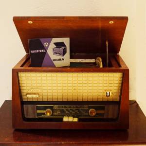 Staré rádio TESLA Liberta s gramofonem