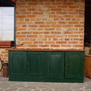 Zelená pultová skříňka po renovaci