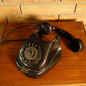 Starý bakelitový telefon