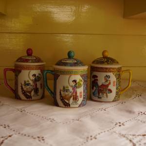 Čínský porcelán - hrnečky s pokličkou - 3 ks