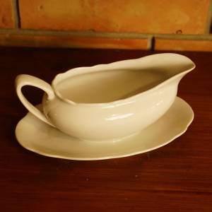 Porcelánový bílý omáčník