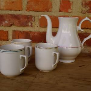 Stará porcelánová konvička