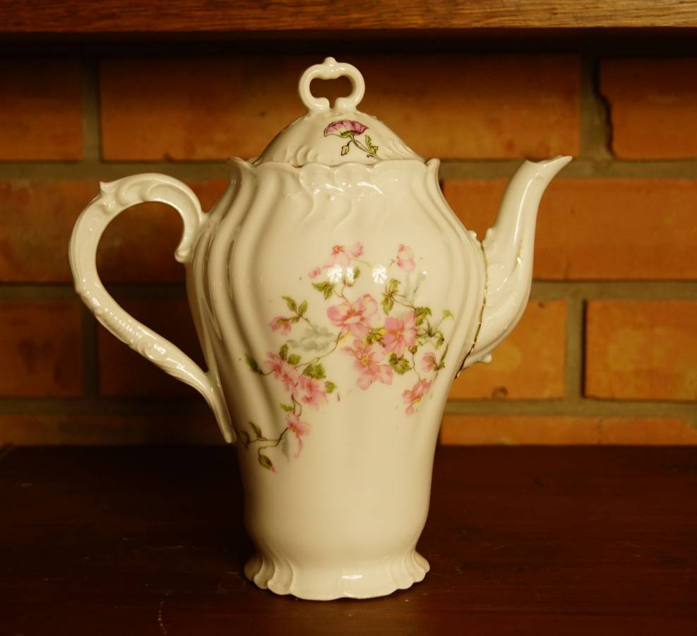 Porcelánová konvička na čaj