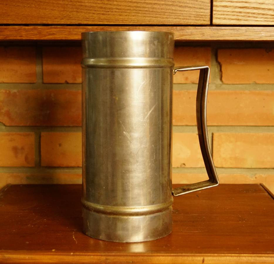 Starý nerezový korbel