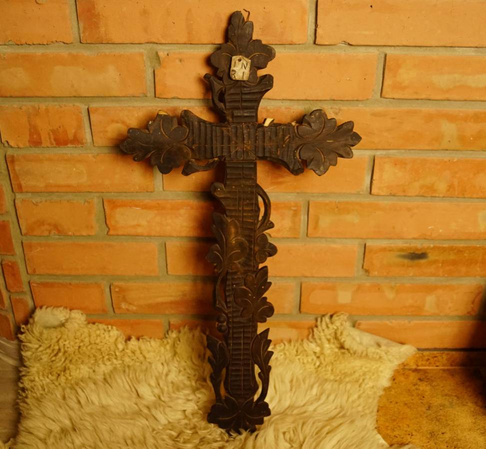 Vyřezávaný kříž