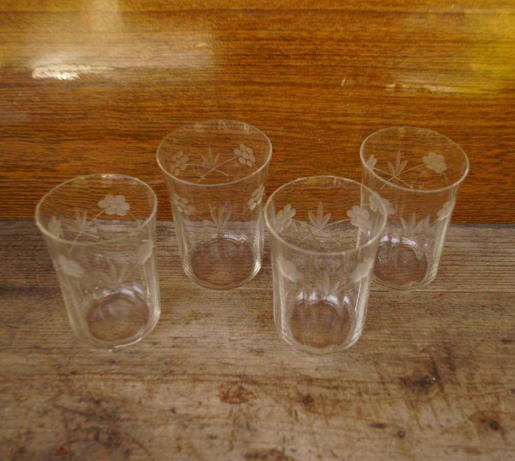 4 broušené sklenice