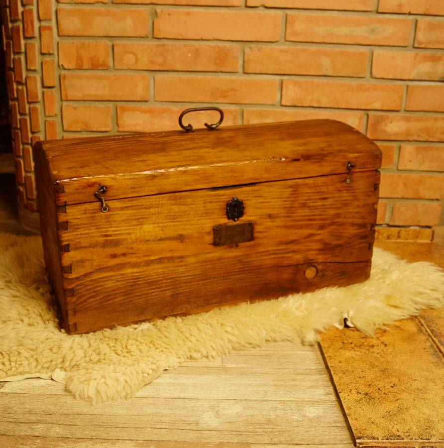 Menší dřevěná truhla