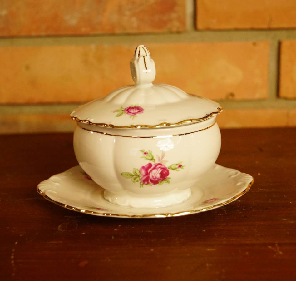 Porcelánová cukřenka na talířku