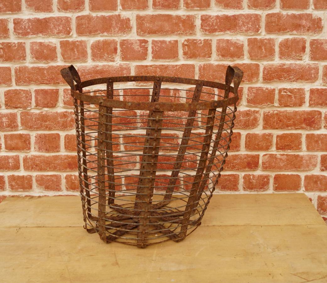 Starý drátěný koš