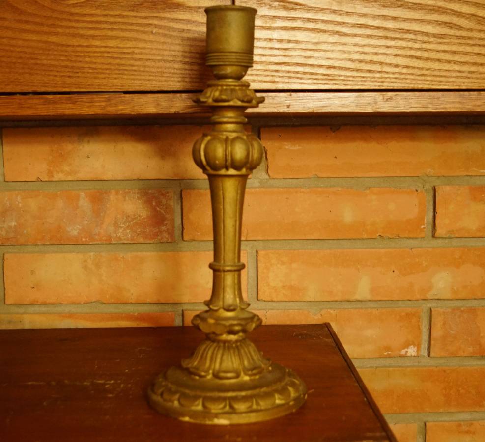 Dřevěný stojan lampy