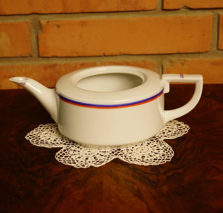 Stará porcelánová konvička