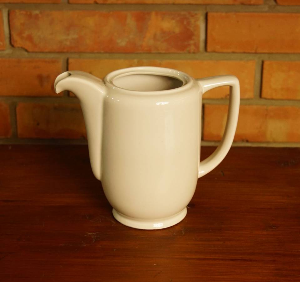 Bílá porcelánová konvička