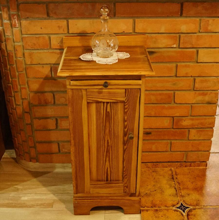 Noční stolek po renovaci