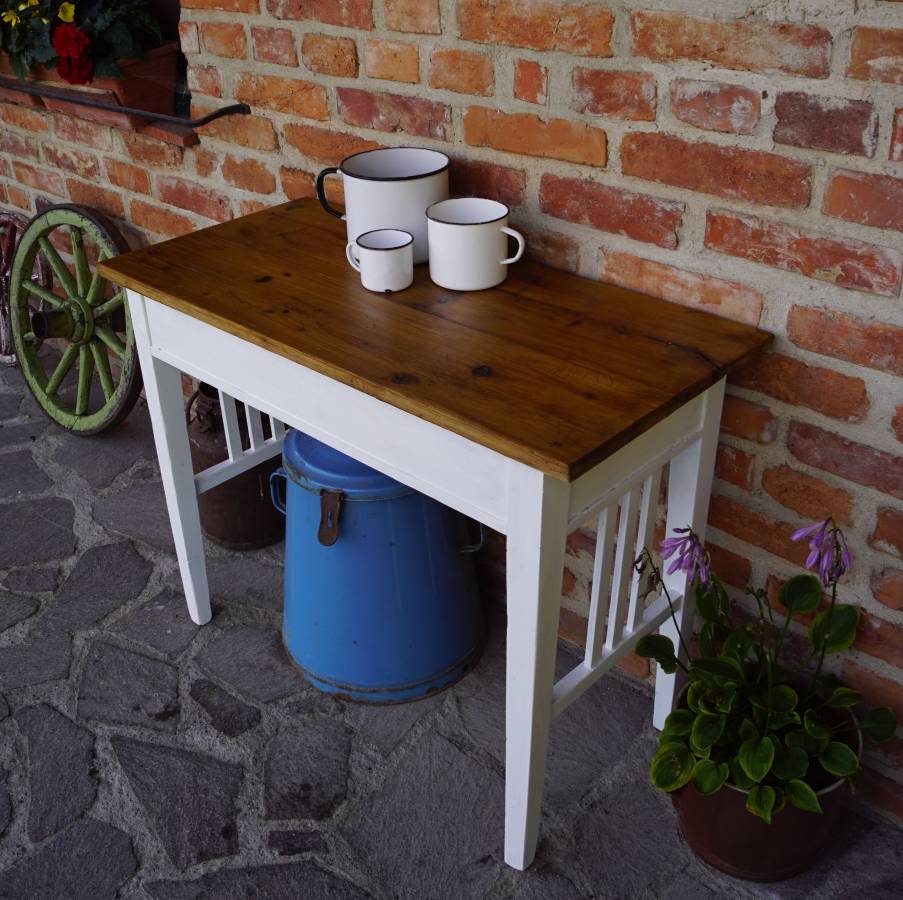 Atypický starý stolek po renovaci