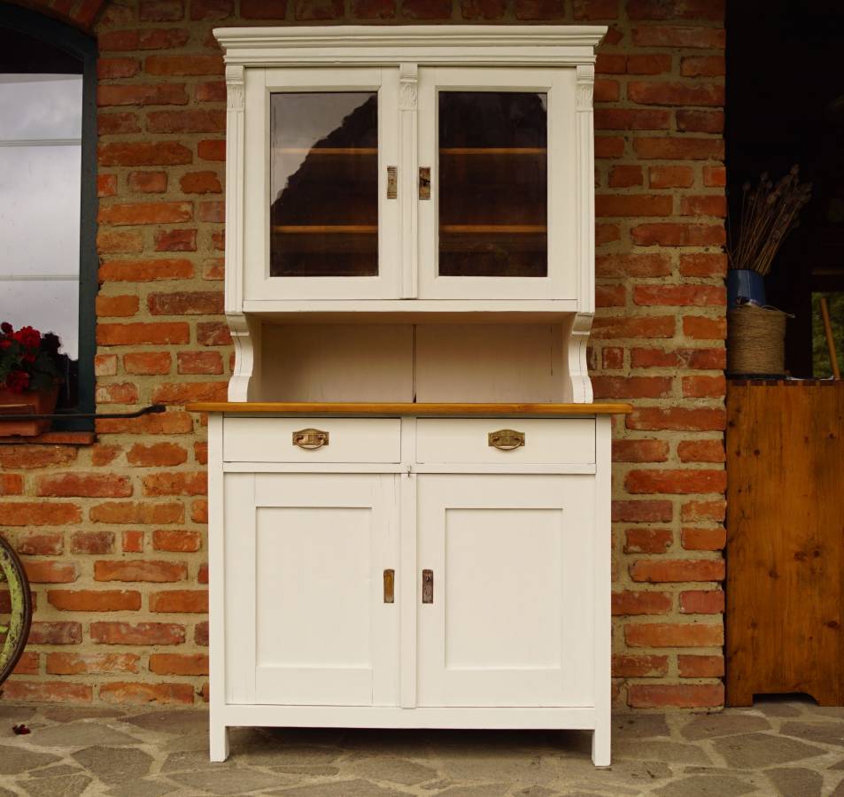 Bílý kredenc po renovaci