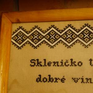 Vyšívaný obrázek / tác