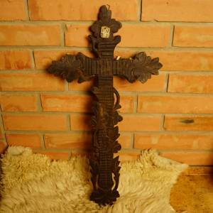 Vyřezávaný kříž