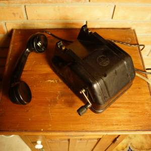 Bakelitový telefon TESLA