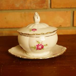 Porcelánová cukřenka na talířku