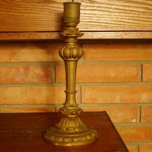 Dřevěný stojan lampy