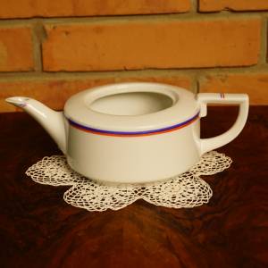 Stará porcelánová konvička