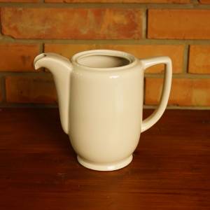 Bílá porcelánová konvička