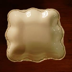 Porcelánová čtvercová mísa se zlatým okrajem