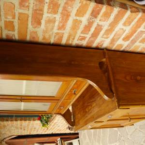 Stará kredenc před renovací