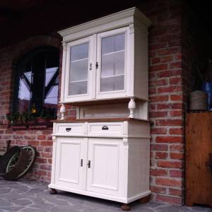 Krémový kredenc po renovaci